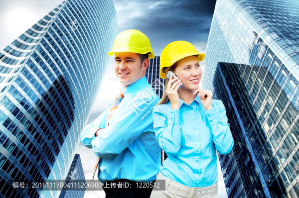 站在建筑物背景上的年輕建筑師戴著防護(hù)頭盔