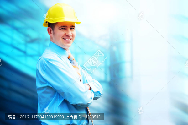 站在建筑物背景上的年輕建筑師戴著防護頭盔