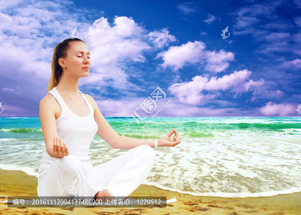 白色的年輕漂亮女人；陽光明媚的熱帶海灘上的放松