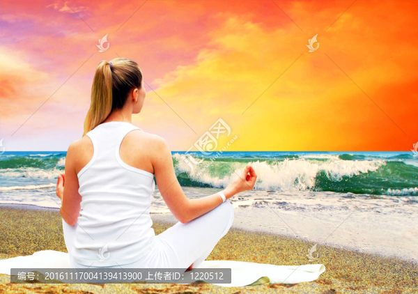 白色的年輕漂亮女人；陽光明媚的熱帶海灘上的放松