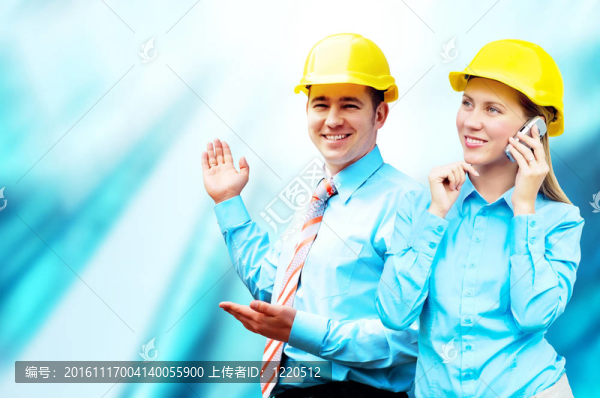 站在建筑物背景上的年輕建筑師戴著防護(hù)頭盔