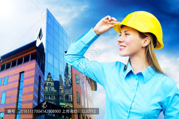 站在建筑物背景上的年輕建筑師女士戴著防護(hù)頭盔