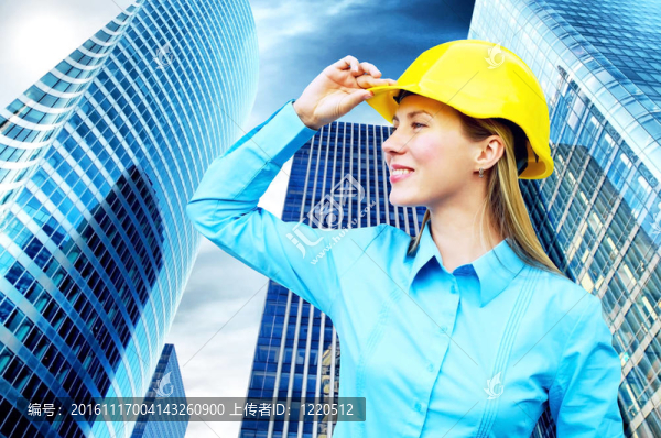 站在建筑物背景上的年輕建筑師女士戴著防護(hù)頭盔