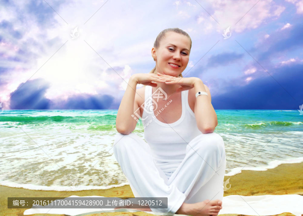 白色的年輕漂亮女人；陽光明媚的熱帶海灘上的放松