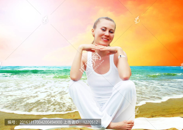 白色的年輕漂亮女人；陽光明媚的熱帶海灘上的放松