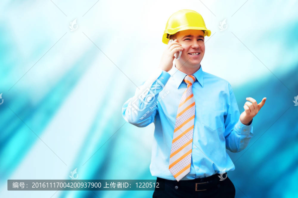 站在建筑物背景上的年輕建筑師戴著防護(hù)頭盔