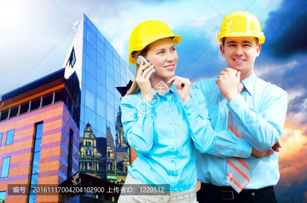 站在建筑物背景上的年輕建筑師戴著防護(hù)頭盔