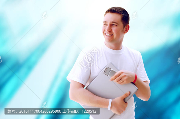 年輕快樂的人或學生筆記本電腦和手機的業(yè)務背景