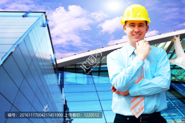 站在建筑物背景上的年輕建筑師戴著防護(hù)頭盔