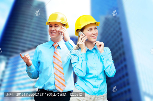 站在建筑物背景上的年輕建筑師戴著防護(hù)頭盔