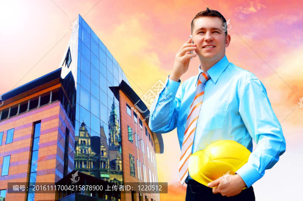 站在建筑物背景上的年輕建筑師戴著防護(hù)頭盔