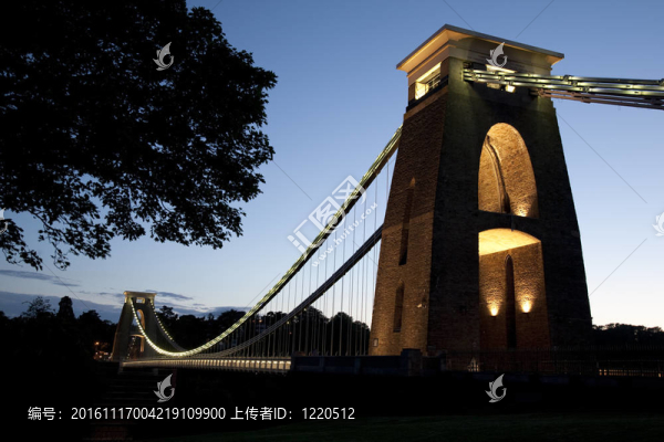克利夫頓吊橋的布魯內(nèi)爾；在夜間照明；布里斯托爾；英國；英國
