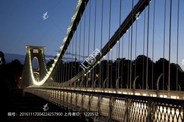 克利夫頓吊橋的布魯內(nèi)爾；在夜間照明；布里斯托爾；英國(guó)；英國(guó)