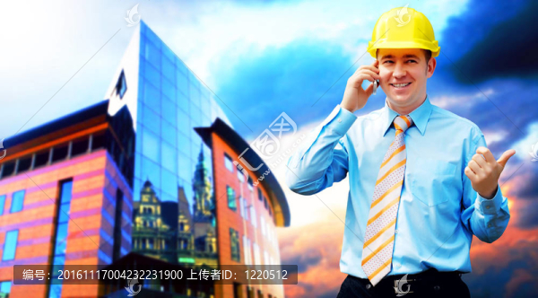 站在建筑物背景上的年輕建筑師戴著防護(hù)頭盔