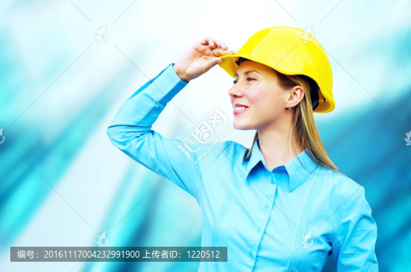 站在建筑物背景上的年輕建筑師女士戴著防護(hù)頭盔