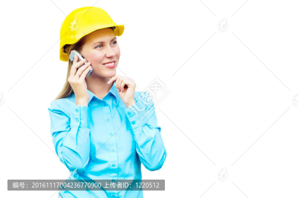 站在建筑物背景上的年輕建筑師女士戴著防護(hù)頭盔