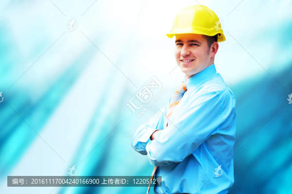 站在建筑物背景上的年輕建筑師戴著防護(hù)頭盔