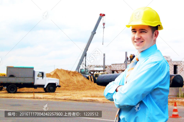 站在建筑物背景上的年輕建筑師戴著防護頭盔