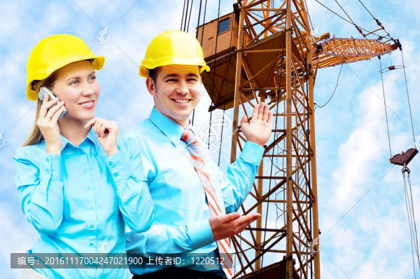 站在建筑物背景上的年輕建筑師戴著防護頭盔
