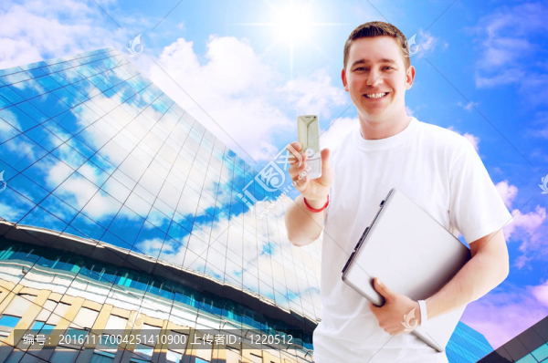 年輕快樂(lè)的人或?qū)W生筆記本電腦和手機(jī)的業(yè)務(wù)背景