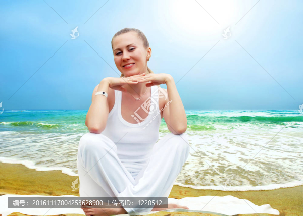 白色的年輕漂亮女人；陽光明媚的熱帶海灘上的放松