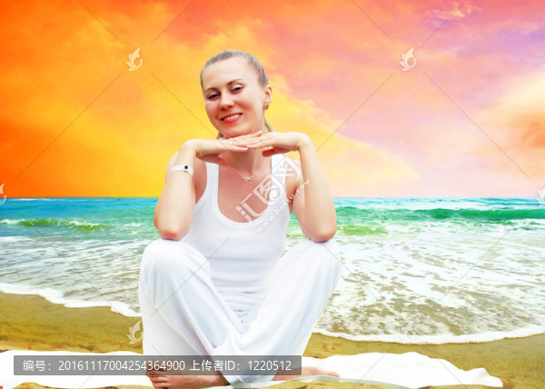 白色的年輕漂亮女人；陽光明媚的熱帶海灘上的放松