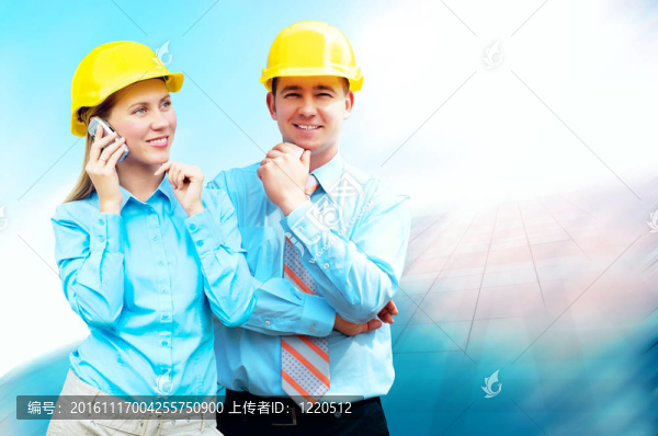 站在建筑物背景上的年輕建筑師戴著防護(hù)頭盔