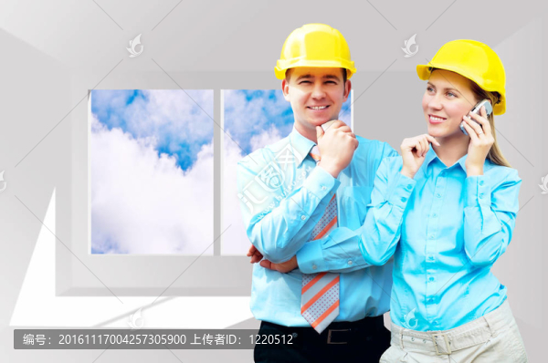 站在建筑物背景上的年輕建筑師戴著防護(hù)頭盔