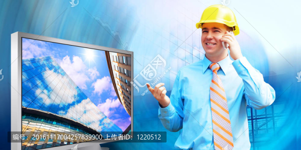站在建筑物背景上的年輕建筑師戴著防護頭盔