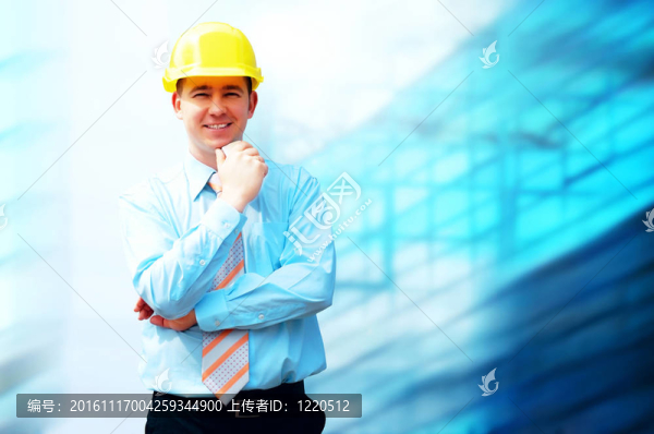 站在建筑物背景上的年輕建筑師戴著防護(hù)頭盔