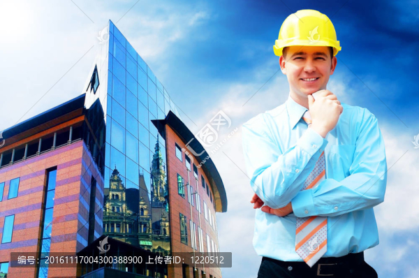 站在建筑物背景上的年輕建筑師戴著防護(hù)頭盔