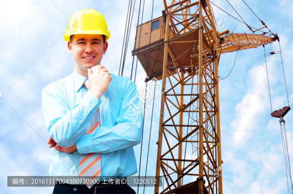站在建筑物背景上的年輕建筑師戴著防護頭盔