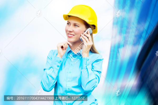 站在建筑物背景上的年輕建筑師女士戴著防護頭盔