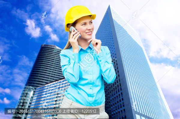 站在建筑物背景上的年輕建筑師女士戴著防護(hù)頭盔