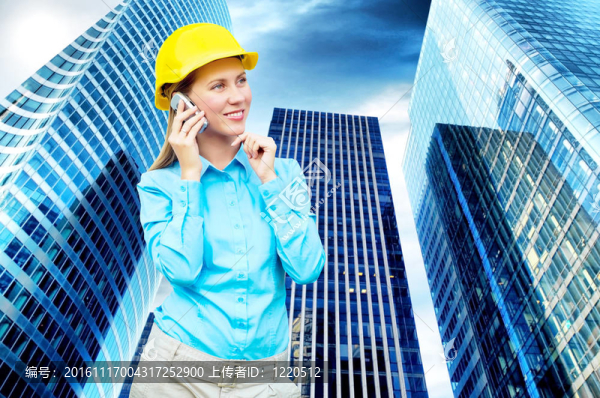 站在建筑物背景上的年輕建筑師女士戴著防護頭盔