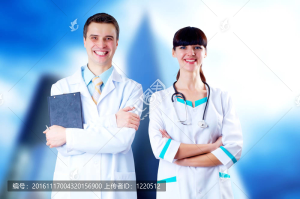 微笑的醫(yī)生在醫(yī)院背景的聽診器