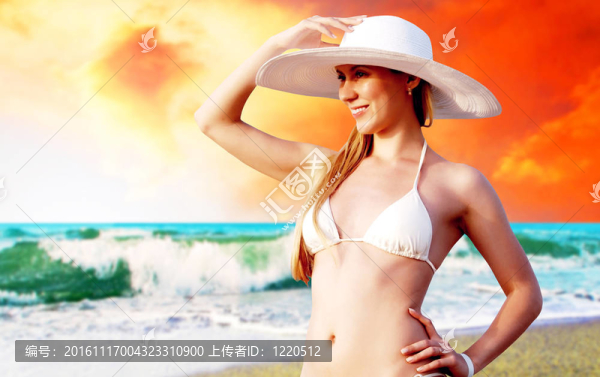 在比基尼和白帽子在陽(yáng)光明媚的熱帶海灘的年輕漂亮的女人