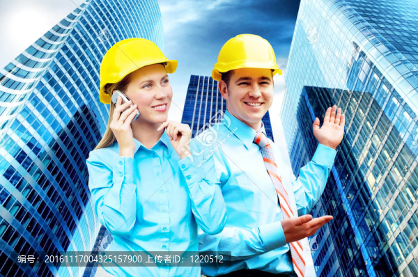站在建筑物背景上的年輕建筑師戴著防護(hù)頭盔