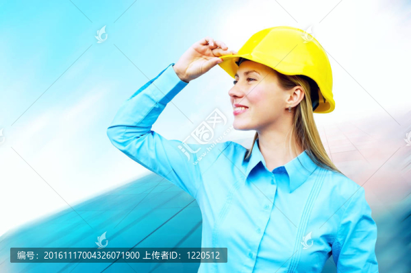 站在建筑物背景上的年輕建筑師女士戴著防護(hù)頭盔