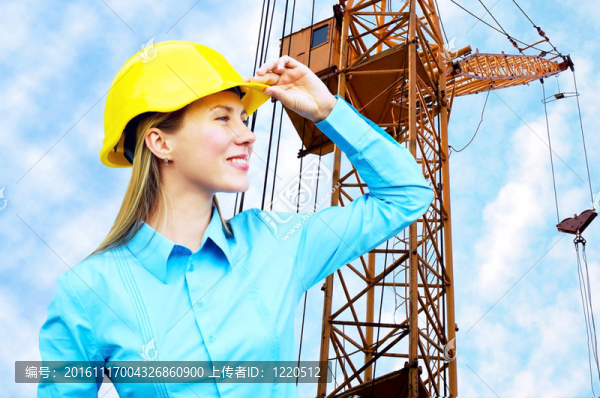 站在建筑物背景上的年輕建筑師女士戴著防護頭盔