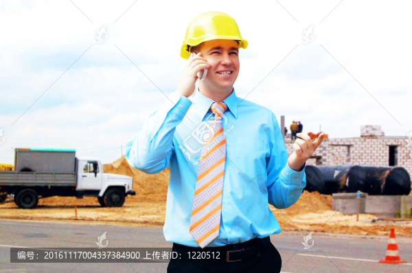 站在建筑物背景上的年輕建筑師戴著防護頭盔
