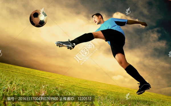 快樂(lè)的足球運(yùn)動(dòng)員在奧林匹克體育場(chǎng)在日出前天空領(lǐng)域