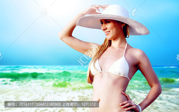 在比基尼和白帽子在陽光明媚的熱帶海灘的年輕漂亮的女人
