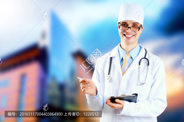 微笑的醫(yī)生在醫(yī)院背景的聽診器