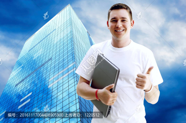 年輕快樂(lè)的人或?qū)W生筆記本電腦和手機(jī)的業(yè)務(wù)背景