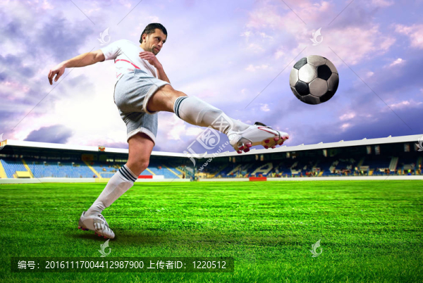 幸福足球運動員進(jìn)球后在球場上帶著藍(lán)天