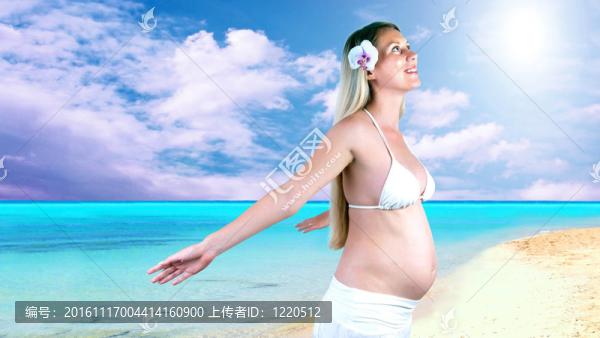 幸福的孕婦在陽光明媚的熱帶沙灘上