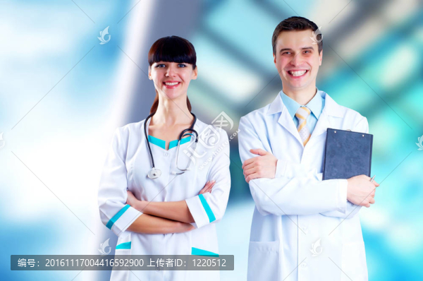 微笑的醫(yī)生在醫(yī)院背景的聽診器
