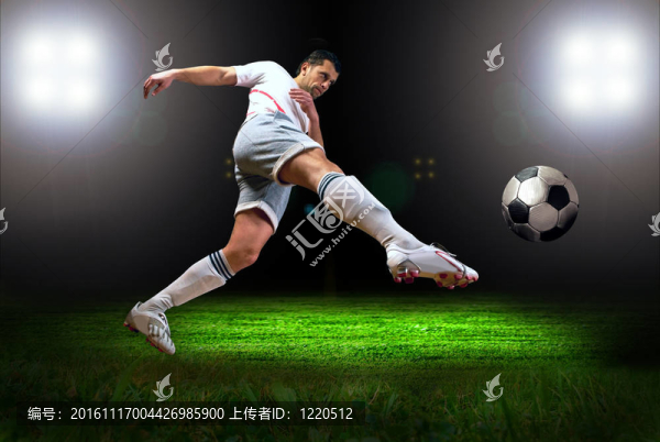 快樂(lè)足球運(yùn)動(dòng)員進(jìn)球后球場(chǎng)球場(chǎng)上帶著光