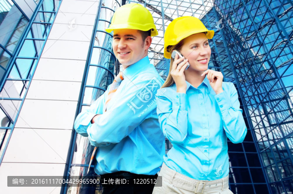 站在建筑物背景上的年輕建筑師戴著防護(hù)頭盔
